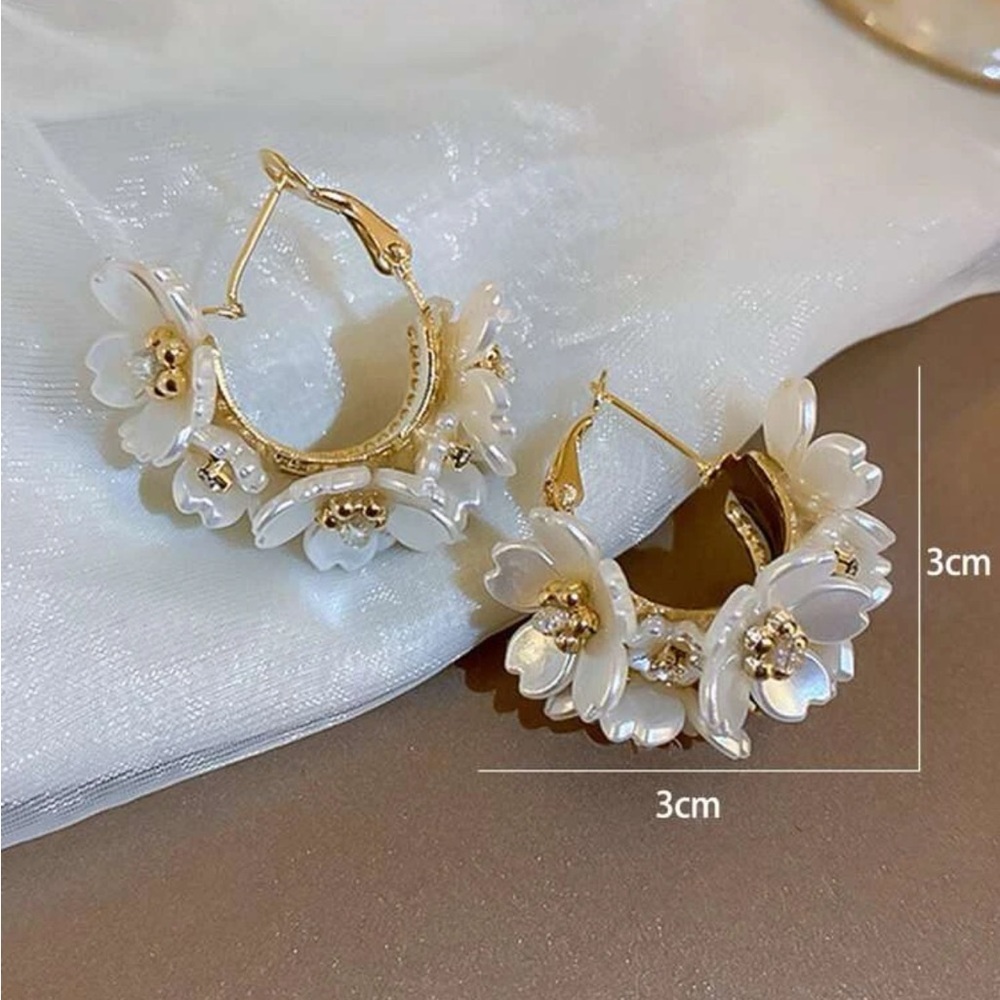- Flower & Rhinestone Decor Earrings - Picture 2 of 3